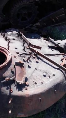 Bu stok dikey video Ukrayna 'daki imha edilmiş askeri ekipmanların hava görüntüsünü gösteriyor.