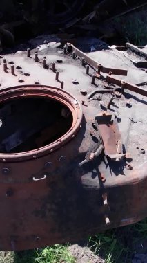 Bu stok dikey video Ukrayna 'daki imha edilmiş askeri ekipmanların hava görüntüsünü gösteriyor.