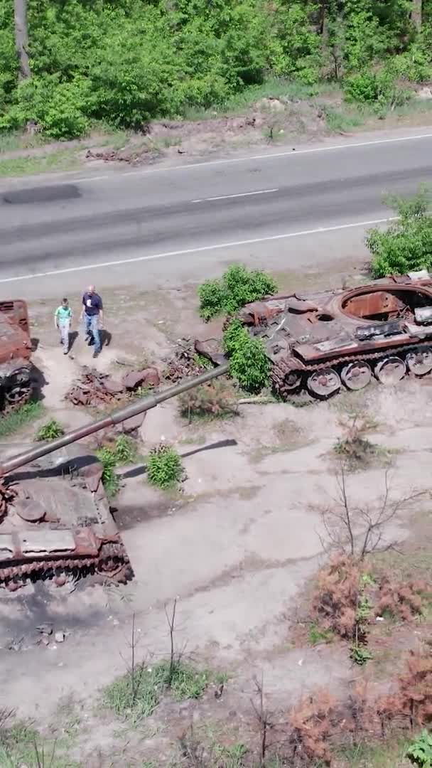 Este Video Vertical Muestra Una Vista Aérea Equipos Militares Destruidos — Vídeo de stock