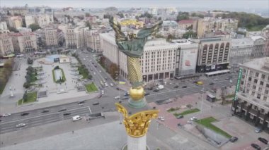 Bu stok videosu, Ukrayna 'nın Kyiv kentindeki Meydan' ın 8K çözünürlüklü hava görüntüsünü gösteriyor.