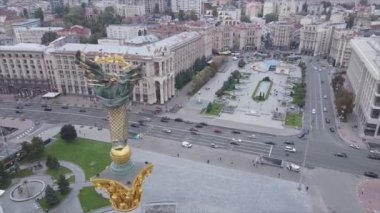 Bu stok videosu, Ukrayna 'nın Kyiv kentindeki Meydan' ın 8K çözünürlüklü hava görüntüsünü gösteriyor.