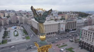 Bu stok videosu, Ukrayna 'nın Kyiv kentindeki Meydan' ın 8K çözünürlüklü hava görüntüsünü gösteriyor.