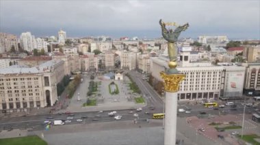 Bu stok videosu, Ukrayna 'nın Kyiv kentindeki Meydan' ın 8K çözünürlüklü hava görüntüsünü gösteriyor.