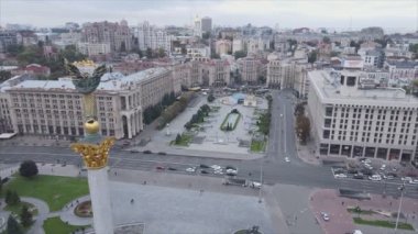 Bu stok videosu, Ukrayna 'nın Kyiv kentindeki Meydan' ın 8K çözünürlüklü hava görüntüsünü gösteriyor.