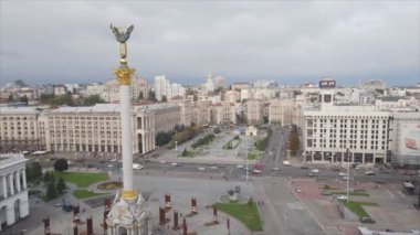 Bu stok videosu, Ukrayna 'nın Kyiv kentindeki Meydan' ın 8K çözünürlüklü hava görüntüsünü gösteriyor.