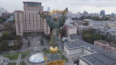 Bu stok videosu, Ukrayna 'nın Kyiv kentindeki Meydan' ın 8K çözünürlüklü hava görüntüsünü gösteriyor.