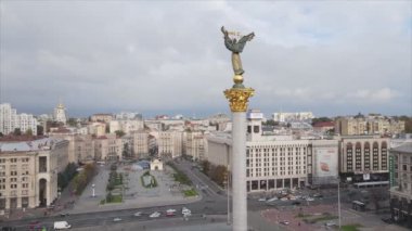 Bu stok videosu, Ukrayna 'nın Kyiv kentindeki Meydan' ın 8K çözünürlüklü hava görüntüsünü gösteriyor.