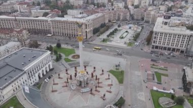 Bu stok videosu, Ukrayna 'nın Kyiv kentindeki Meydan' ın 8K çözünürlüklü hava görüntüsünü gösteriyor.