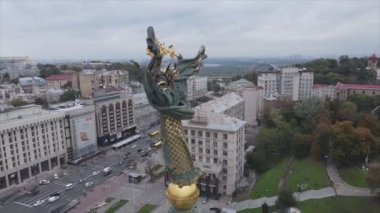 Bu stok videosu, Ukrayna 'nın Kyiv kentindeki Meydan' ın 8K çözünürlüklü hava görüntüsünü gösteriyor.