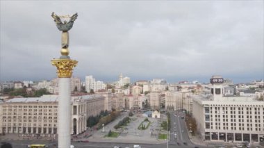 Bu stok videosu, Ukrayna 'nın Kyiv kentindeki Meydan' ın 8K çözünürlüklü hava görüntüsünü gösteriyor.