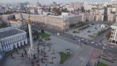 Bu stok videosu, Ukrayna 'nın Kyiv kentindeki Meydan' ın 8K çözünürlüklü hava görüntüsünü gösteriyor.