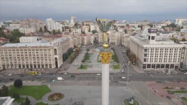 Bu stok videosu, Ukrayna 'nın Kyiv kentindeki Meydan' ın 8K çözünürlüklü hava görüntüsünü gösteriyor.