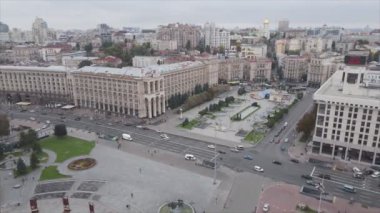 Bu stok videosu, Ukrayna 'nın Kyiv kentindeki Meydan' ın 8K çözünürlüklü hava görüntüsünü gösteriyor.