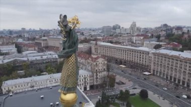 Bu stok videosu, Ukrayna 'nın Kyiv kentindeki Meydan' ın 8K çözünürlüklü hava görüntüsünü gösteriyor.
