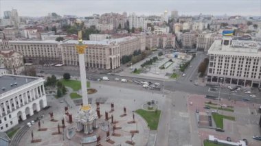 Bu stok videosu, Ukrayna 'nın Kyiv kentindeki Meydan' ın 8K çözünürlüklü hava görüntüsünü gösteriyor.