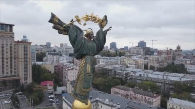 Bu stok videosu, Ukrayna 'nın Kyiv kentindeki Meydan' ın 8K çözünürlüklü hava görüntüsünü gösteriyor.