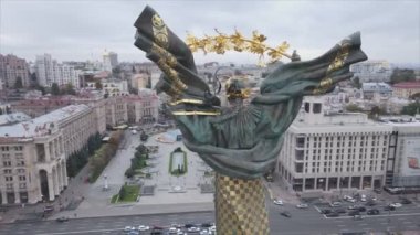 Bu stok videosu, Ukrayna 'nın Kyiv kentindeki Meydan' ın 8K çözünürlüklü hava görüntüsünü gösteriyor.