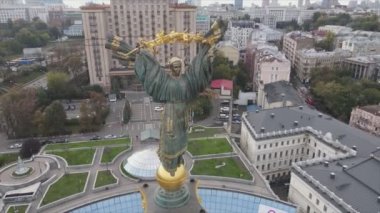 Bu stok videosu, Ukrayna 'nın Kyiv kentindeki Meydan' ın 8K çözünürlüklü hava görüntüsünü gösteriyor.
