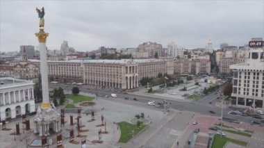 Bu stok videosu, Ukrayna 'nın Kyiv kentindeki Meydan' ın 8K çözünürlüklü hava görüntüsünü gösteriyor.