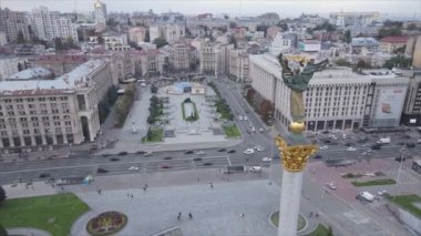 Bu stok videosu, Ukrayna 'nın Kyiv kentindeki Meydan' ın 8K çözünürlüklü hava görüntüsünü gösteriyor.