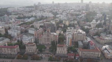 Bu stok görüntüler Ukrayna, Kyiv 'in 8K çözünürlükteki hava görüntüsünü gösteriyor.