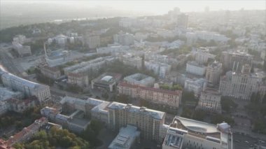 Bu stok görüntüler Ukrayna, Kyiv 'in 8K çözünürlükteki hava görüntüsünü gösteriyor.