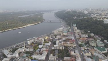 Bu stok görüntüler Ukrayna, Kyiv 'in 8K çözünürlükteki hava görüntüsünü gösteriyor.