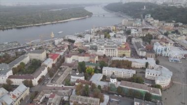 Bu stok görüntüler Ukrayna, Kyiv 'in 8K çözünürlükteki hava görüntüsünü gösteriyor.