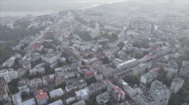 Bu stok görüntüler Ukrayna, Kyiv 'in 8K çözünürlükteki hava görüntüsünü gösteriyor.