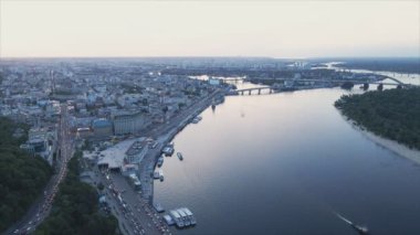 Bu stok görüntüler Ukrayna, Kyiv 'in 8K çözünürlükteki hava görüntüsünü gösteriyor.