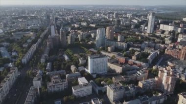 Bu stok görüntüler Ukrayna, Kyiv 'in 8K çözünürlükteki hava görüntüsünü gösteriyor.