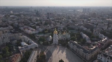 Bu stok görüntüler Ukrayna, Kyiv 'in 8K çözünürlükteki hava görüntüsünü gösteriyor.