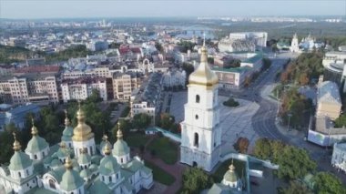 Bu stok görüntüler Ukrayna, Kyiv 'in 8K çözünürlükteki hava görüntüsünü gösteriyor.