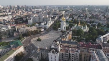 Bu stok görüntüler Ukrayna, Kyiv 'in 8K çözünürlükteki hava görüntüsünü gösteriyor.