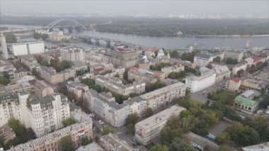 Bu stok görüntüler Ukrayna, Kyiv 'in 8K çözünürlükteki hava görüntüsünü gösteriyor.
