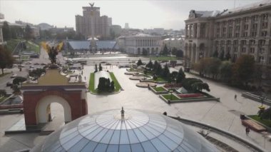 Bu stok görüntüler Ukrayna, Kyiv 'in 8K çözünürlükteki hava görüntüsünü gösteriyor.
