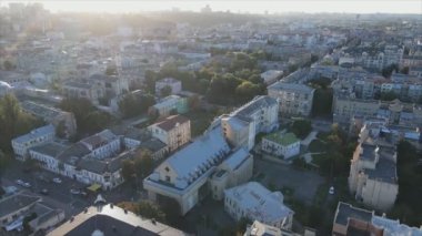 Bu stok görüntüler Ukrayna, Kyiv 'in 8K çözünürlükteki hava görüntüsünü gösteriyor.