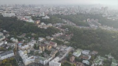 Bu stok görüntüler Ukrayna, Kyiv 'in 8K çözünürlükteki hava görüntüsünü gösteriyor.