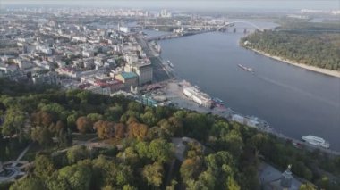 Bu stok görüntüler Ukrayna, Kyiv 'in 8K çözünürlükteki hava görüntüsünü gösteriyor.
