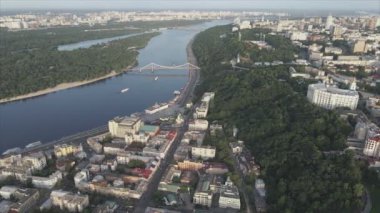 Bu stok görüntüler Ukrayna, Kyiv 'in 8K çözünürlükteki hava görüntüsünü gösteriyor.