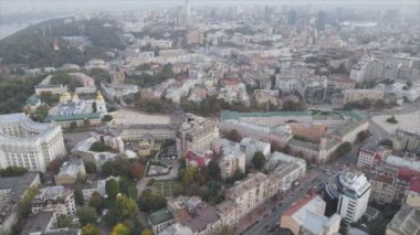 Bu stok görüntüler Ukrayna, Kyiv 'in 8K çözünürlükteki hava görüntüsünü gösteriyor.