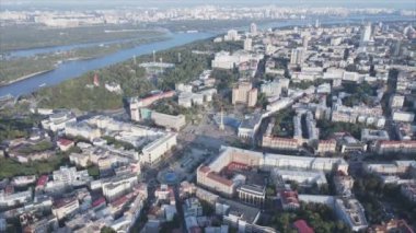 Bu stok görüntüler Ukrayna, Kyiv 'in 8K çözünürlükteki hava görüntüsünü gösteriyor.