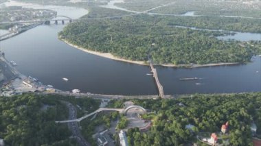 Bu stok görüntüler Ukrayna, Kyiv 'in 8K çözünürlükteki hava görüntüsünü gösteriyor.