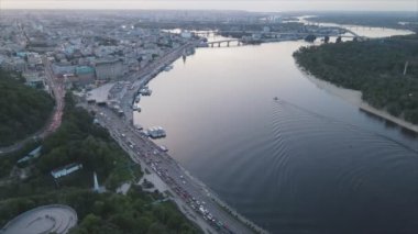 Bu stok görüntüler Ukrayna, Kyiv 'in 8K çözünürlükteki hava görüntüsünü gösteriyor.