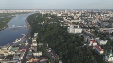 Bu stok görüntüler Ukrayna, Kyiv 'in 8K çözünürlükteki hava görüntüsünü gösteriyor.