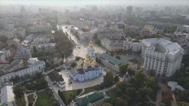 Bu stok görüntüler Ukrayna, Kyiv 'in 8K çözünürlükteki hava görüntüsünü gösteriyor.