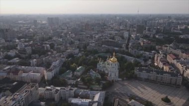 Bu stok görüntüler Ukrayna, Kyiv 'in 8K çözünürlükteki hava görüntüsünü gösteriyor.