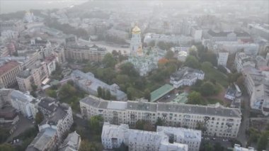 Bu stok görüntüler Ukrayna, Kyiv 'in 8K çözünürlükteki hava görüntüsünü gösteriyor.