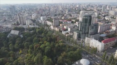 Bu stok görüntüler Ukrayna, Kyiv 'in 8K çözünürlükteki hava görüntüsünü gösteriyor.