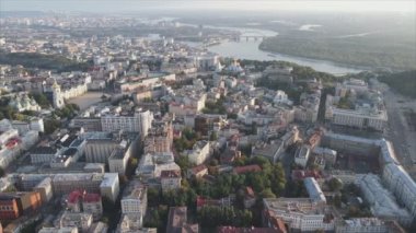 Bu stok görüntüler Ukrayna, Kyiv 'in 8K çözünürlükteki hava görüntüsünü gösteriyor.